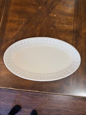 Hallmark oval serving plate platter with snowflakes and tree boarder